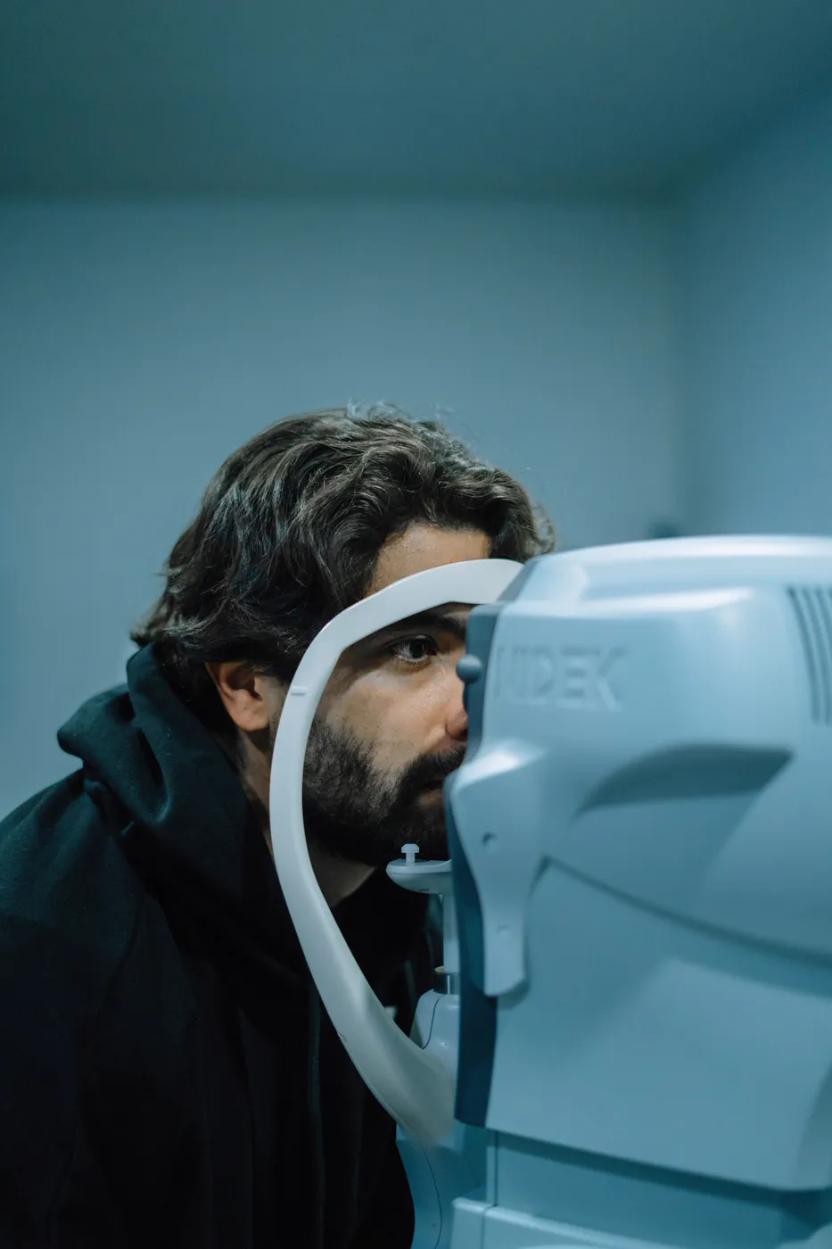 Kompjuterski pregled vida na savremenoj opremi u Optici Cajs